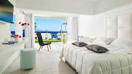 Vaalea makuuhuoneen sisustus, josta avautuu näkymä merelle avoimien lasiovien kautta. (Tekoälyn luoma teksti)