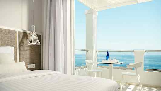 Hotellihuone, jossa sänky ja parveke merinäkymällä. (Tekoälyn luoma teksti)