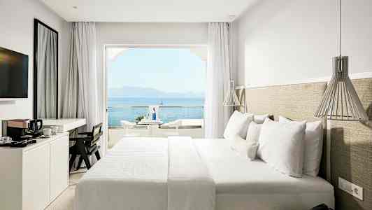 Hotellihuone, jossa parivuode ja merinäköala. (Tekoälyn luoma teksti)