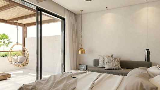 Modernisti sisustettu hotellihuone, jossa sänky, istuinalue ja suuret lasiovet, jotka avautuvat parvekkeelle, jossa roikkuva korituoli. (Tekoälyn luoma teksti)