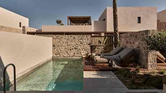 Modernit rakennukset, uima-allas ja aurinkotuolit ulkona. (Tekoälyn luoma teksti)