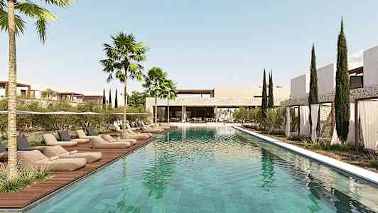 Suuri uima-allas, jota ympäröivät aurinkotuolit ja palmuja hotellialueella. (Tekoälyn luoma teksti)