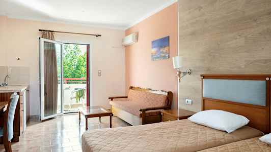 Hotellihuone, jossa on kaksi yhden hengen vuodetta, vuodesohva ja avautuva parveke. (Tekoälyn luoma teksti)