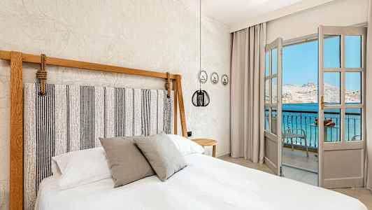 Makuuhuone, jossa parivuode ja avautuva parveke merinäköalalla. (Tekoälyn luoma teksti)