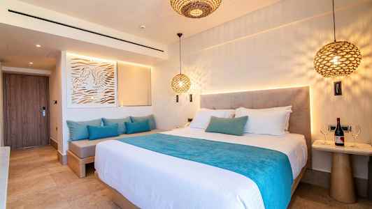 Hotellihuone, jossa parisänky ja istuinmahdollisuuksia. (Tekoälyn luoma teksti)