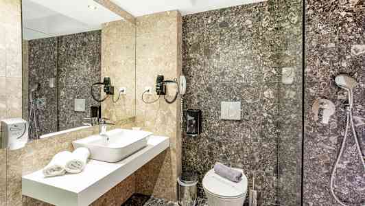 Kylpyhuone, jossa on peili, pesuallas, wc ja suihku. (Tekoälyn luoma teksti)