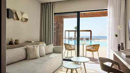 Vaaleat olohuonekalusteet, joista on näkymä uima-altaalle ja merelle. (Tekoälyn luoma teksti)