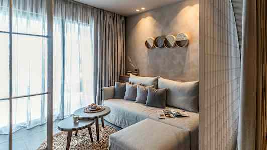 Moderni olohuone, jossa on sohva ja sohvapöytä. (Tekoälyn luoma teksti)