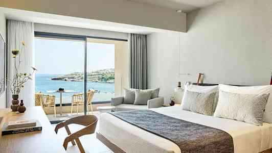 Hotellihuone nykyaikaisella sisustuksella ja näkymä merelle. (Tekoälyn luoma teksti)