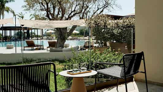 Näkymä ulkouima-altaalle, etualalla tuoleja ja kasveja. (Tekoälyn luoma teksti)