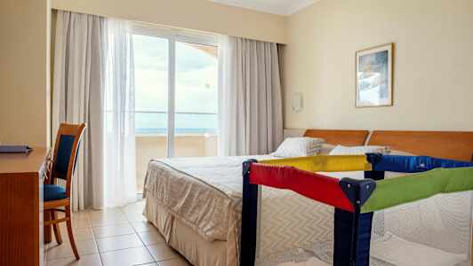 Hotellihuone, jossa parivuode ja lasten sänky. (Tekoälyn luoma teksti)