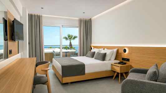 Hotellihuone jossa parivuode, harmaa sisustus ja merinäköala. (Tekoälyn luoma teksti)