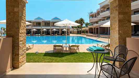 Kuva hotellin altaasta, jossa on aurinkotuoleja ja aurinkovarjoja, nähtynä terassilta pöydän ja tuolien äärellä. (Tekoälyn luoma teksti)