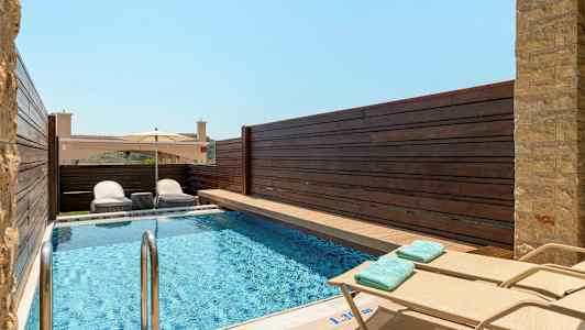 Yksityinen uima-allas aurinkotuoleilla ja päivänvarjolla. (Tekoälyn luoma teksti)