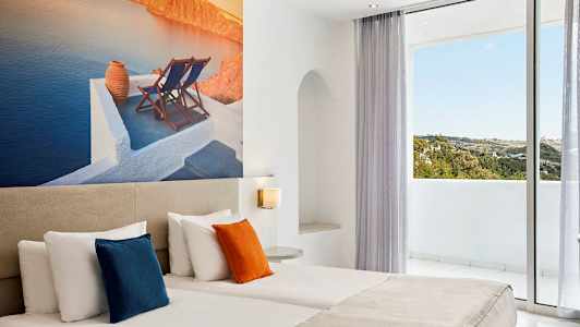 Hotellihuone, jossa on parivuode ja yksityiskohtia valkoisessa ja beige värityylissä. (Tekoälyn luoma teksti)