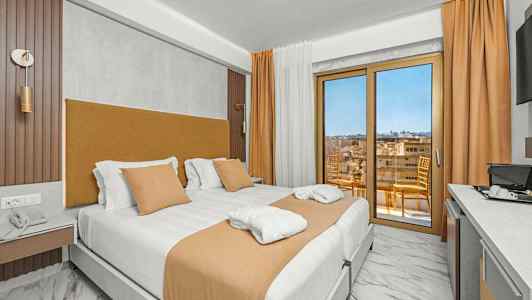 Hotellihuone, jossa kaksi erillistä vuodetta ja näköala parvekkeelle. (Tekoälyn luoma teksti)