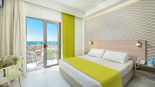 Hotellihuone, jossa sänky, vihreä päiväpeite, vaaleat huonekalut ja parveke merinäkymällä. (Tekoälyn luoma teksti)