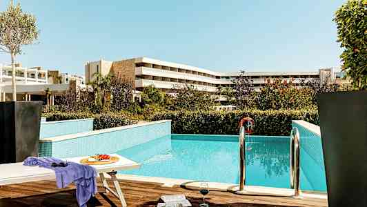 Ulkotila, jossa uima-allas, aurinkotuoli, pöytä hedelmineen ja lasi sekä hotellirakennuksia taustalla. (Tekoälyn luoma teksti)