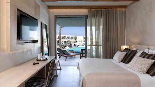 Hotellihuone, jossa on parivuode, työpöytä ja parveke uima-allasalueelle. (Tekoälyn luoma teksti)