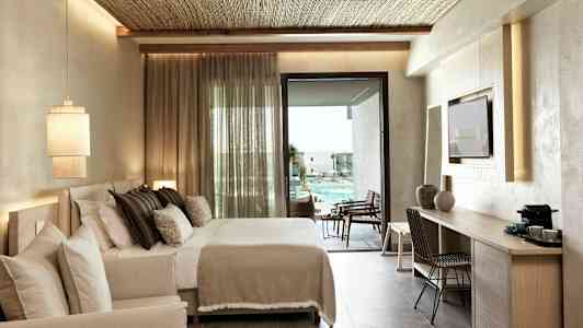 Hotellihuone, jossa parivuode ja näkymä uima-allasalueelle. (Tekoälyn luoma teksti)