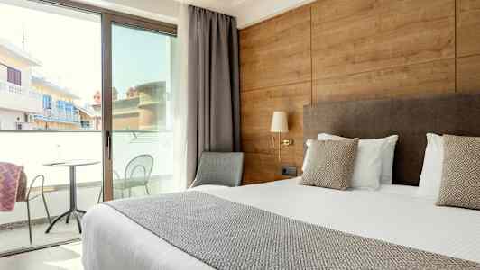 Kahden hengen huone parvekkeella ja näkymällä. (Tekoälyn luoma teksti)