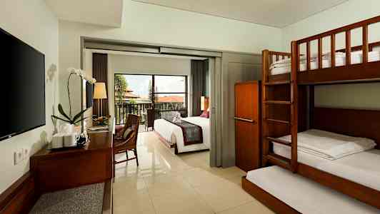 Hotellihuone, jossa kerrossänky, parisänky ja parveke. (Tekoälyn luoma teksti)