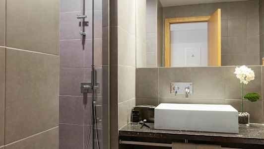 Moderni kylpyhuone, jossa on suihku ja pesuallas. (Tekoälyn luoma teksti)