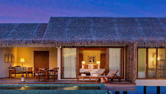 Vesi-bungalow yksityisellä altaalla ja kalustetulla terassilla. (Tekoälyn luoma teksti)