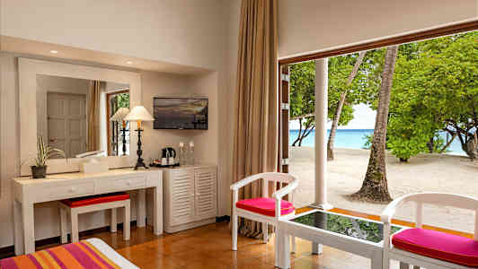 Hotellihuone, josta näkyy ranta. (Tekoälyn luoma teksti)