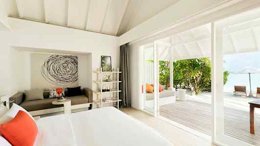 Valoisa hotellihuone modernilla sisustuksella ja merinäköalalla. (Tekoälyn luoma teksti)