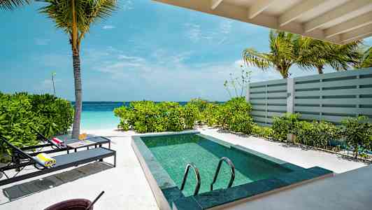 Näköala kuistilta, jossa pieni uima-allas rannalla. (Tekoälyn luoma teksti)