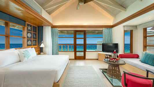 Kuva nykyaikaisesta makuuhuoneesta, josta on merinäköala. (Tekoälyn luoma teksti)