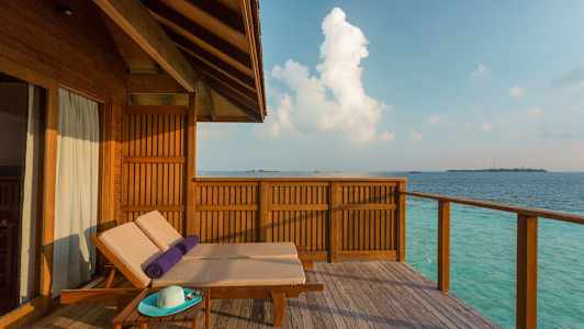 Puisella terassilla aurinkotuoleja meren rannalla. (Tekoälyn luoma teksti)