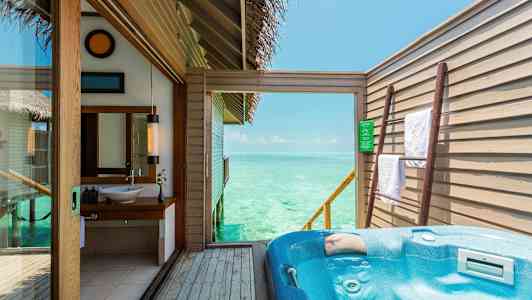 Ulkoalue, jossa poreallas ja näkymä merelle, sekä kylpyhuonetila. (Tekoälyn luoma teksti)