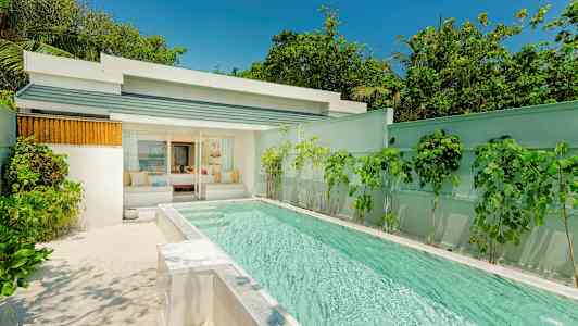 Huvila, jossa oma uima-allas ja ympärillä kasvillisuutta. (Tekoälyn luoma teksti)