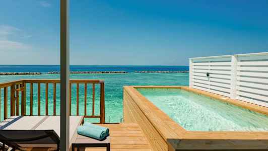 Terassi yksityisellä altaalla meren rannalla. (Tekoälyn luoma teksti)