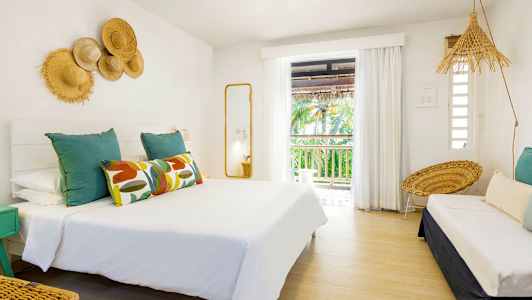 Moderni makuuhuone koristeellisilla seinäkoristeilla ja näkymällä. (Tekoälyn luoma teksti)