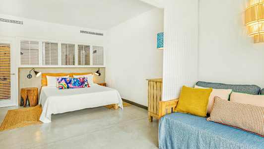 Hotellihuone, jossa sänky ja sohva. (Tekoälyn luoma teksti)