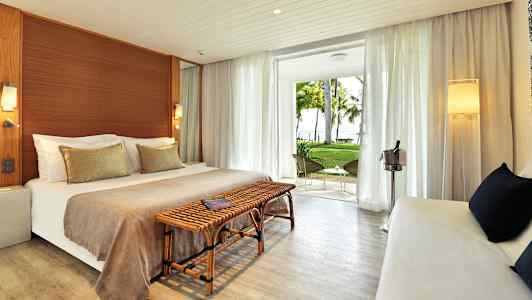 Kahden hengen huone, jossa puiset huonekalut ja puutarhayhteys. (Tekoälyn luoma teksti)