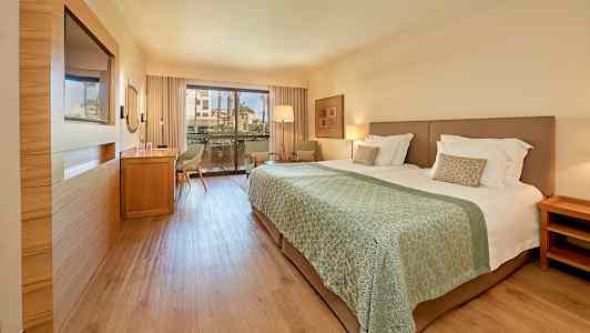 Hotellihuone, jossa parivuode ja parveke. (Tekoälyn luoma teksti)