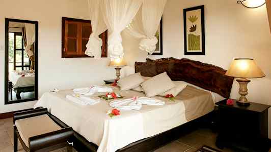 Hotellihuone, jossa on parivuode, koristeltuna kukilla ja pyyhkeillä. (Tekoälyn luoma teksti)