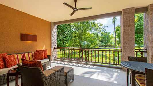 Terassi istuimilla ja näkymä vehreyteen. (Tekoälyn luoma teksti)