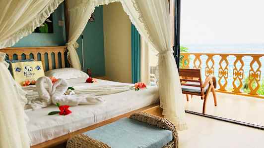 Makuuhuone merinäköalalla, koristeltu kukilla sängyllä. (Tekoälyn luoma teksti)