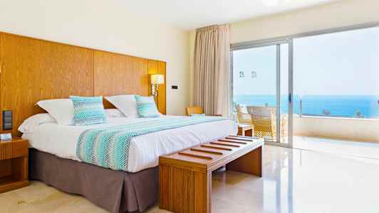 Kahden hengen huone merinäköalalla suuren lasipaneelin kautta. (Tekoälyn luoma teksti)