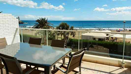 Kalusteryhmä parvekkeella, näkymä rannalle ja merelle. (Tekoälyn luoma teksti)