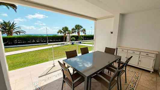 Sisustettu terassi merinäköalalla. (Tekoälyn luoma teksti)