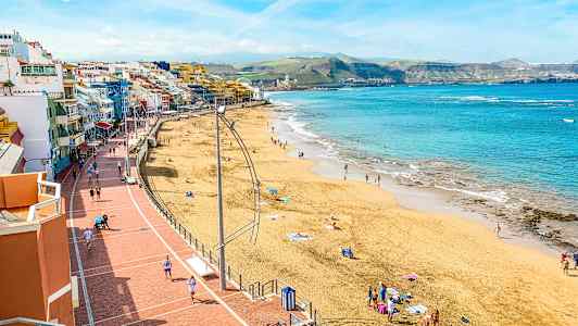 Ranta ihmisten, meren ja kävelytien kanssa. (Tekoälyn luoma teksti)