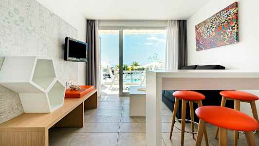 Moderni sisustus, näkymä uima-altaalle ikkunan läpi. (Tekoälyn luoma teksti)