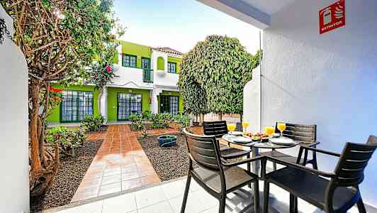 Ulkoalue, jossa istumapaikkoja ja vehreä ympäristö. (Tekoälyn luoma teksti)