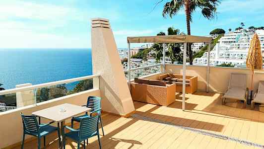 Terassi, merinäköala, istuinryhmä ja aurinkotuolit. (Tekoälyn luoma teksti)